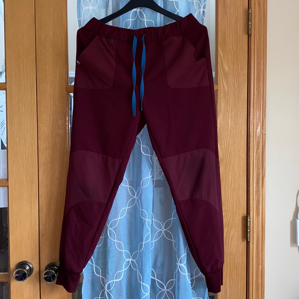 Limited Edition Disney Figs Scrub set size s